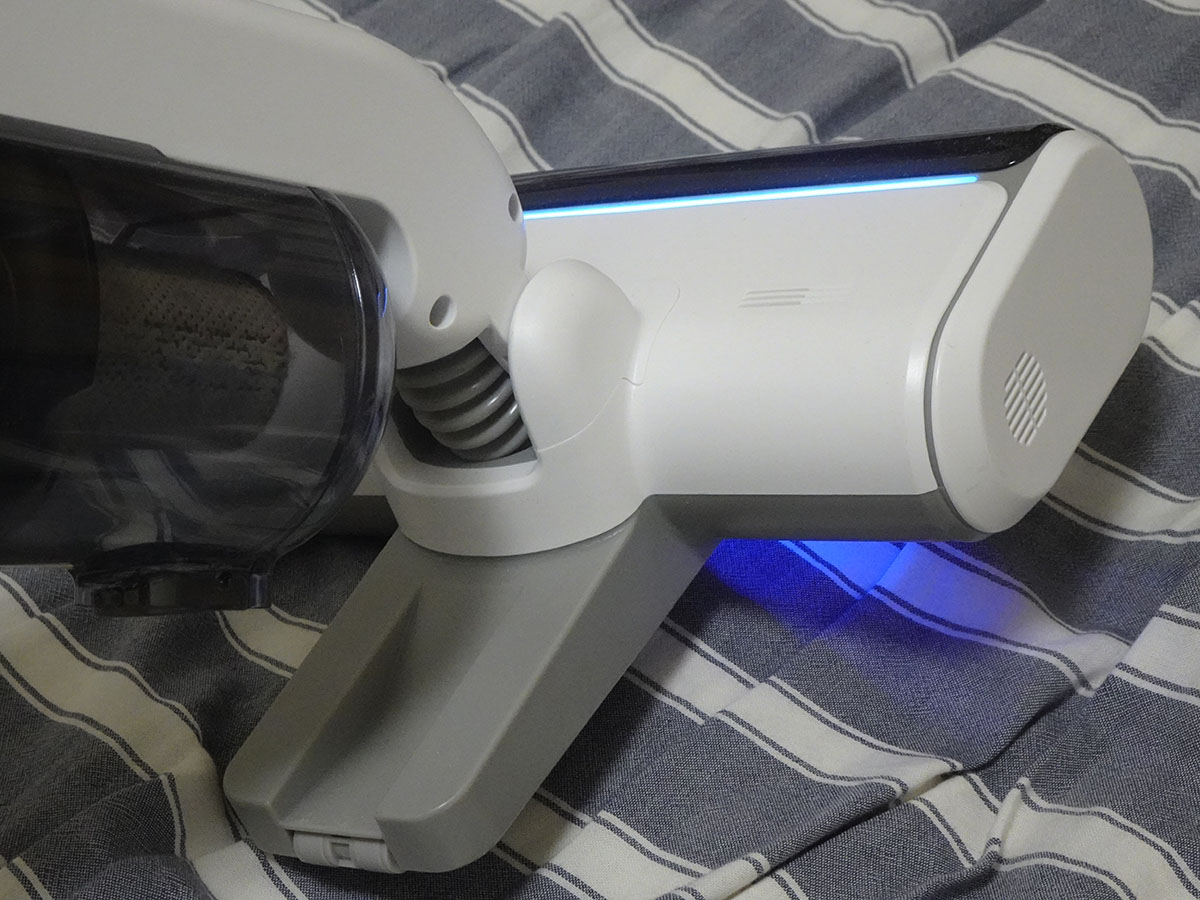 除菌用のUV LEDが光る様子。ふとんから離した一瞬の隙に撮影した