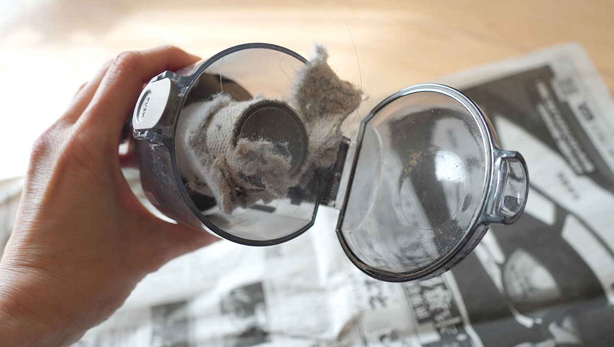 およそ1カ月、ゴミを捨てずに毎日2組のふとんを掃除した場合のダストカップ内のゴミ。キレイに見えてもふとんの上はゴミがいっぱいだ