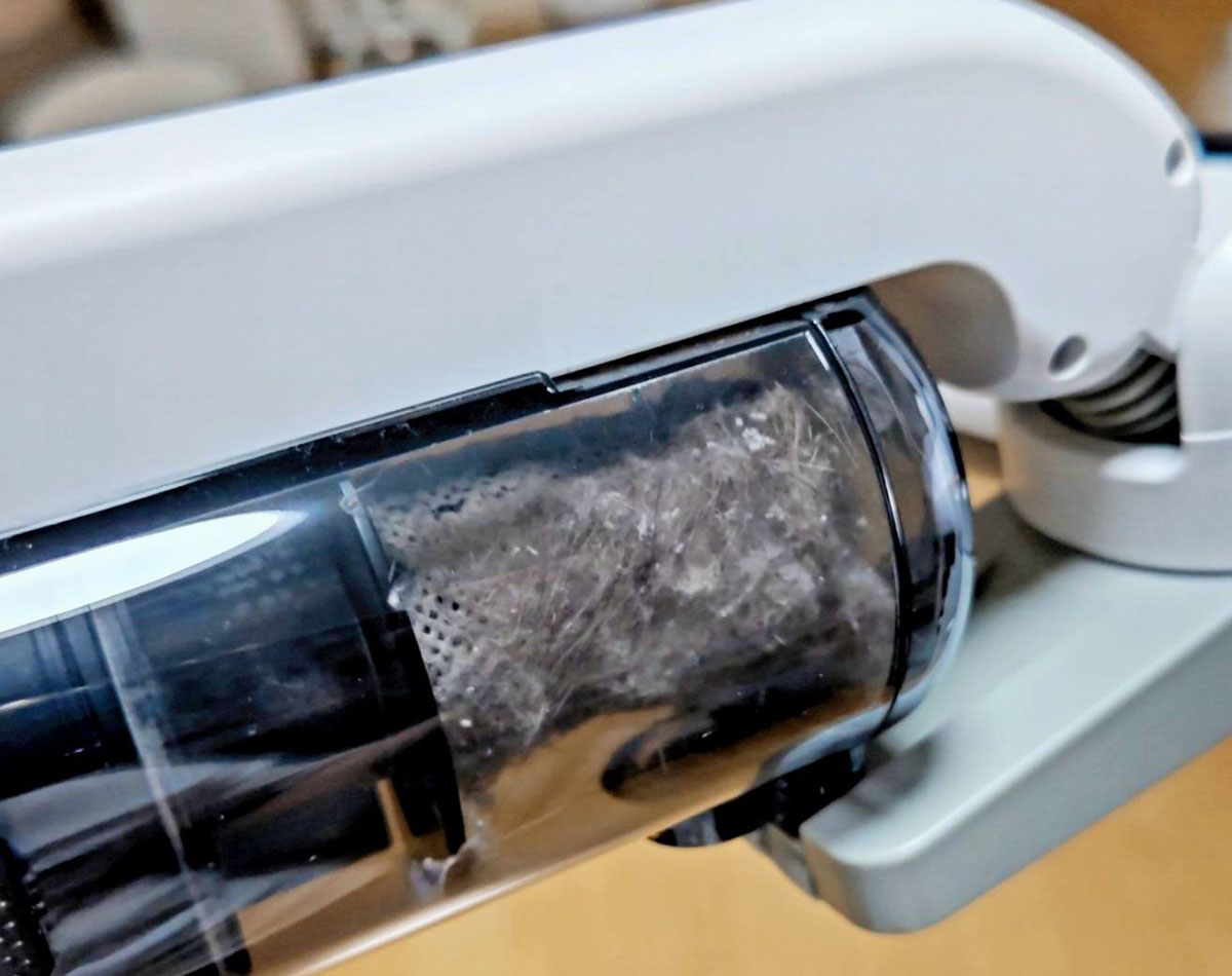 レイコップの新モデルを勧めてくれた知人が参考までに示してくれた衝撃写真。こまめにシーツ類は交換しているそうだが、猫を飼っていることもあり、マットレス、シーツの順に1回掃除しただけで、これほどまでのゴミが取れたそうだ