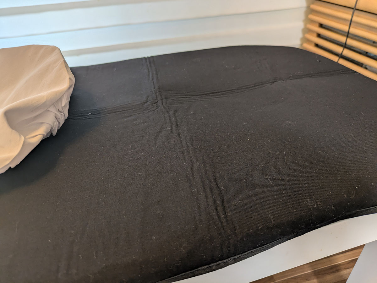 表面は多少ボコボコしています