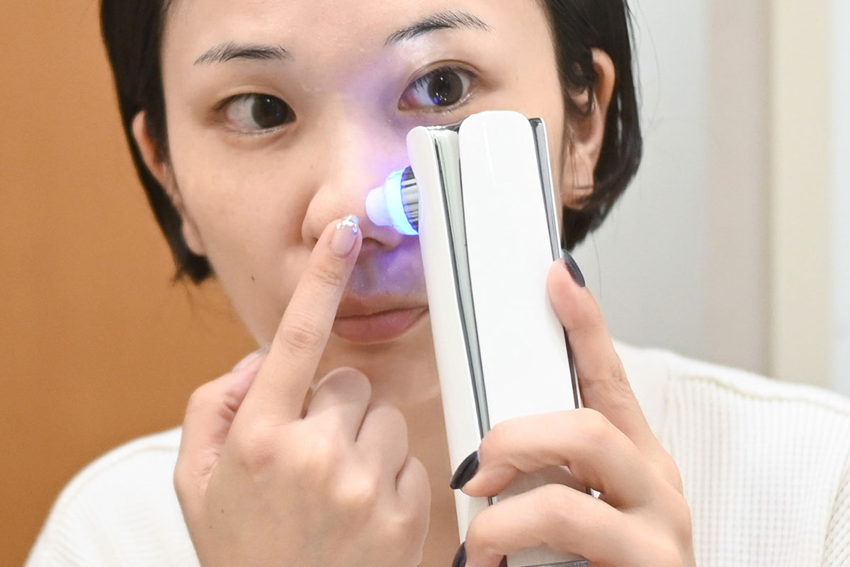 豚鼻になるけど……グイッと思い切り倒しましょう! ちなみに、鼻の頭や鼻の穴周辺はちょっとケアしにくかったです