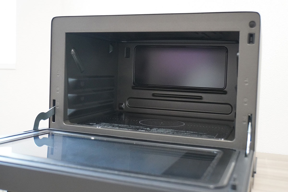 庫内底面に加え、奥側からもマイクロ波を放射。業務用レンジでは採用例がある方式ですが、家庭用としては日本初の構造です