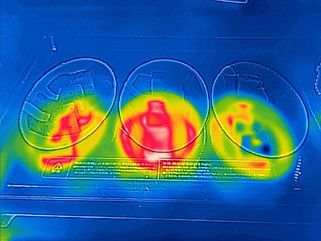 一般的なマグネトロン1基の電子レンジ(600W)で1分加熱した状態。中央のこんにゃくはES-LA30のこんにゃくより熱くなっていますが、左右の皿は明らかに温度が低くムラが目立ちます