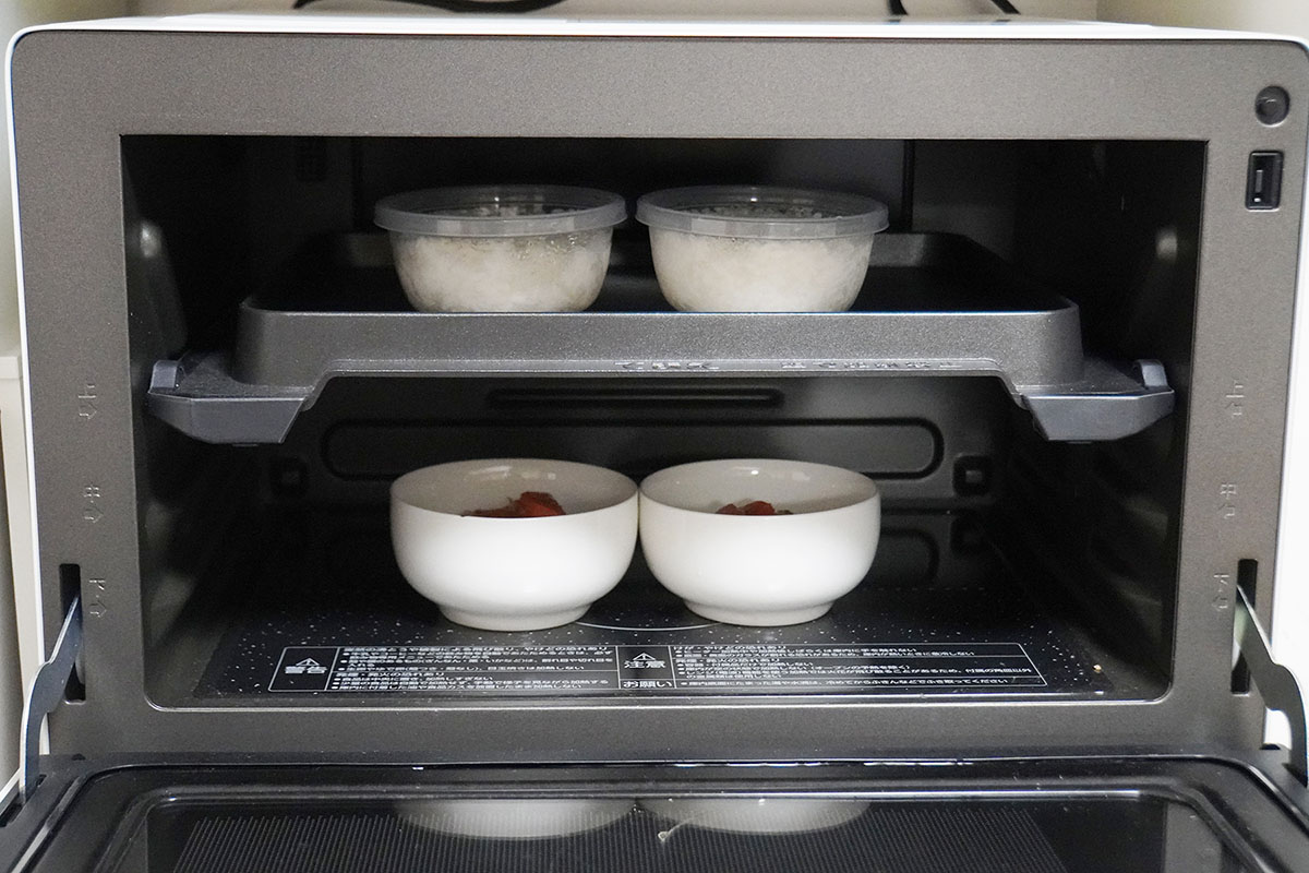 付属天板で庫内を上下に仕切ることで、「冷凍食材」と「常温食材」を同時に加熱できる「2段あたため」機能。写真では上で冷凍ごはん、下でおかず(肉じゃが)を温め