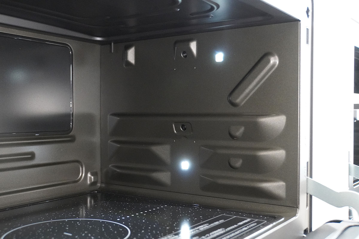 庫内右側面には上下2つの赤外線センサーとLEDを配置。上下それぞれの食材温度をセンシングし、同時にちょうどよく加熱が終わるよう出力を自動制御してくれます