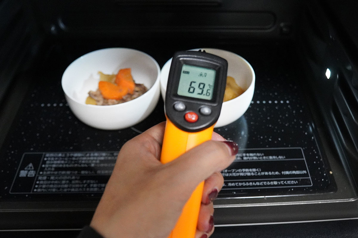 上段2皿、下段2皿の最大4品を同時調理可能。取扱説明書では「冷凍食材は1段1品まで」とありましたが、筆者宅では夫婦2人分の2品を同時に調理しても問題ありませんでした