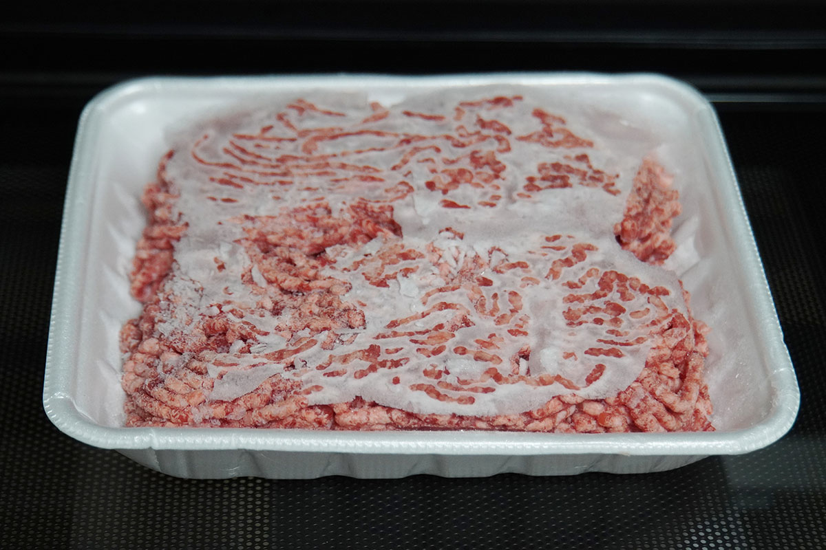 解凍前のミンチ肉