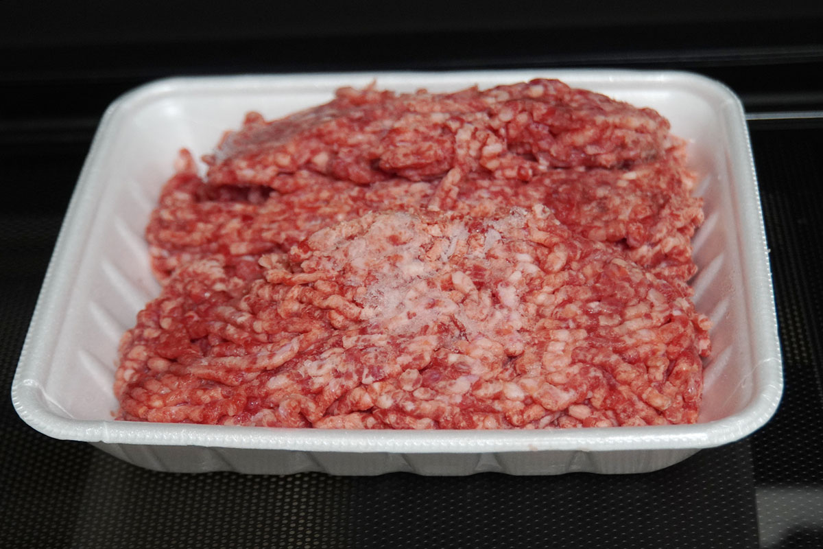 398gの冷凍ミンチが5分52秒で解凍できました。解凍後は表面に薄い氷がのこっていましたが、手でつまむと中は柔らか、表面も軽い力で崩れてすぐに調理ができる状態に