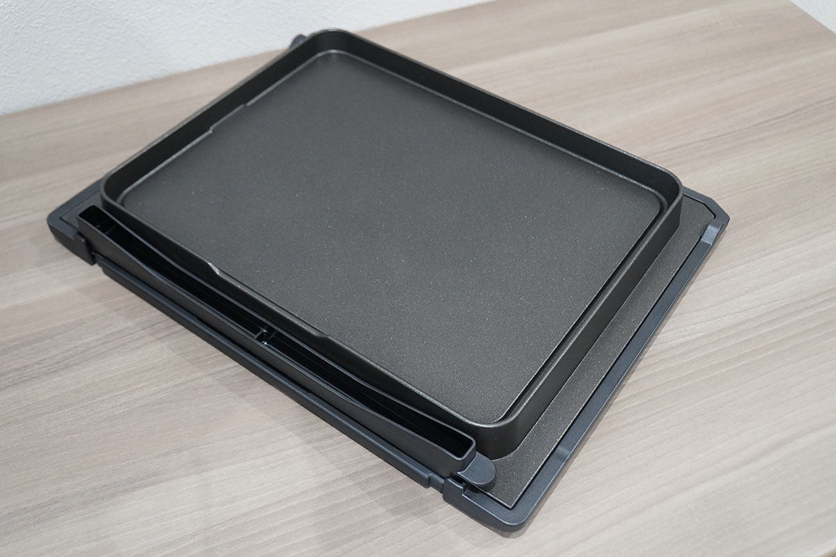 スチーム加熱用の水を入れる「スチームポケット」。天板にセットできる珍しいタイプ