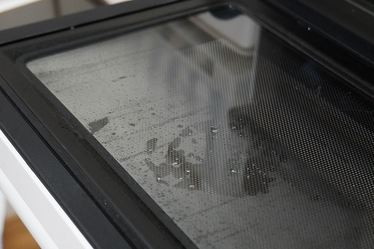 温め後には扉部分が結露で濡れている状態。庫内全体が短時間でしっかりスチームに満たされていたことがわかります