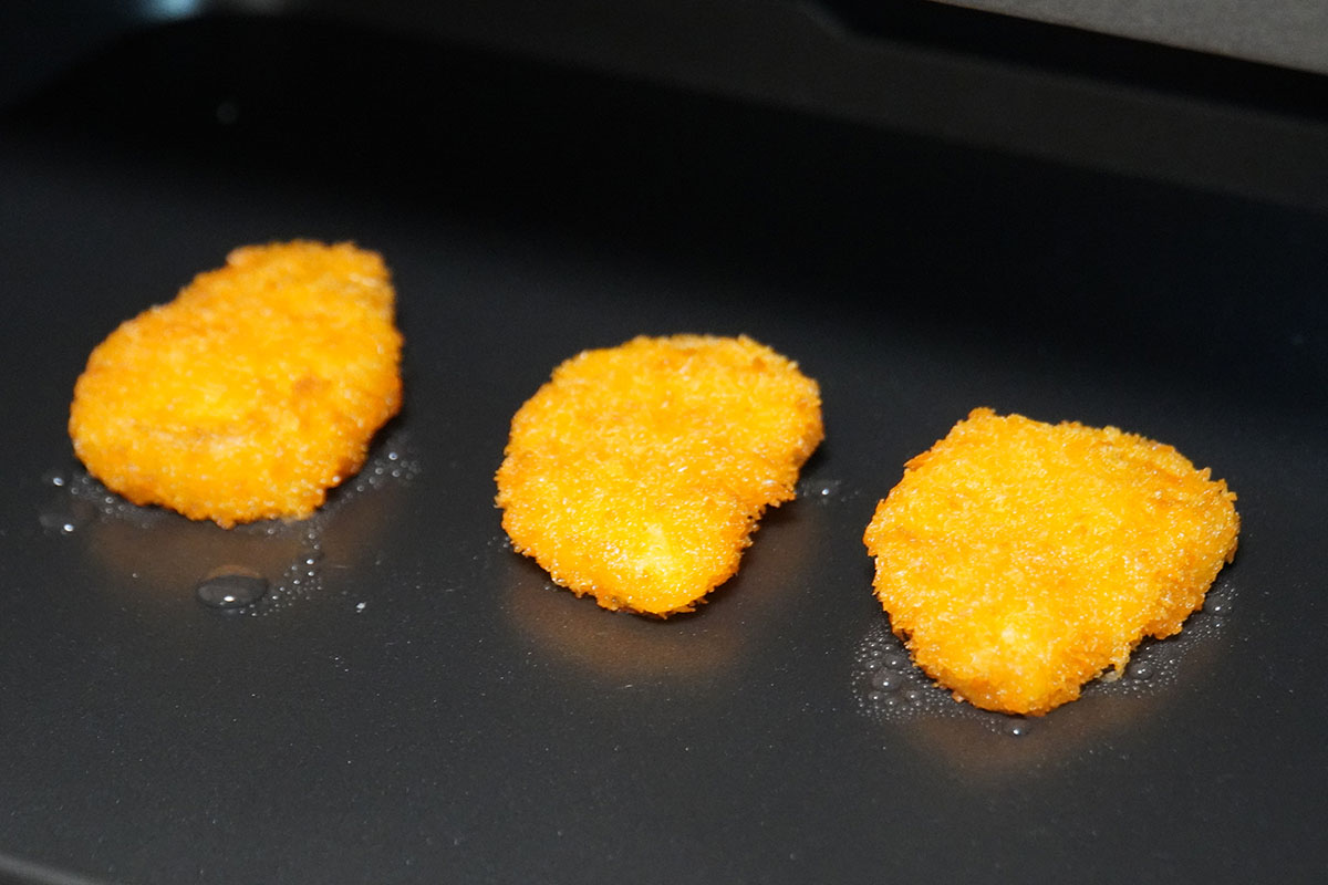 付属の角皿を使って揚げ物を温める「サクレジ」機能。写真はスーパーで購入したミニエビカツをサクレジで温め直したもの。温め直すことで上面のサクサク感が蘇りました