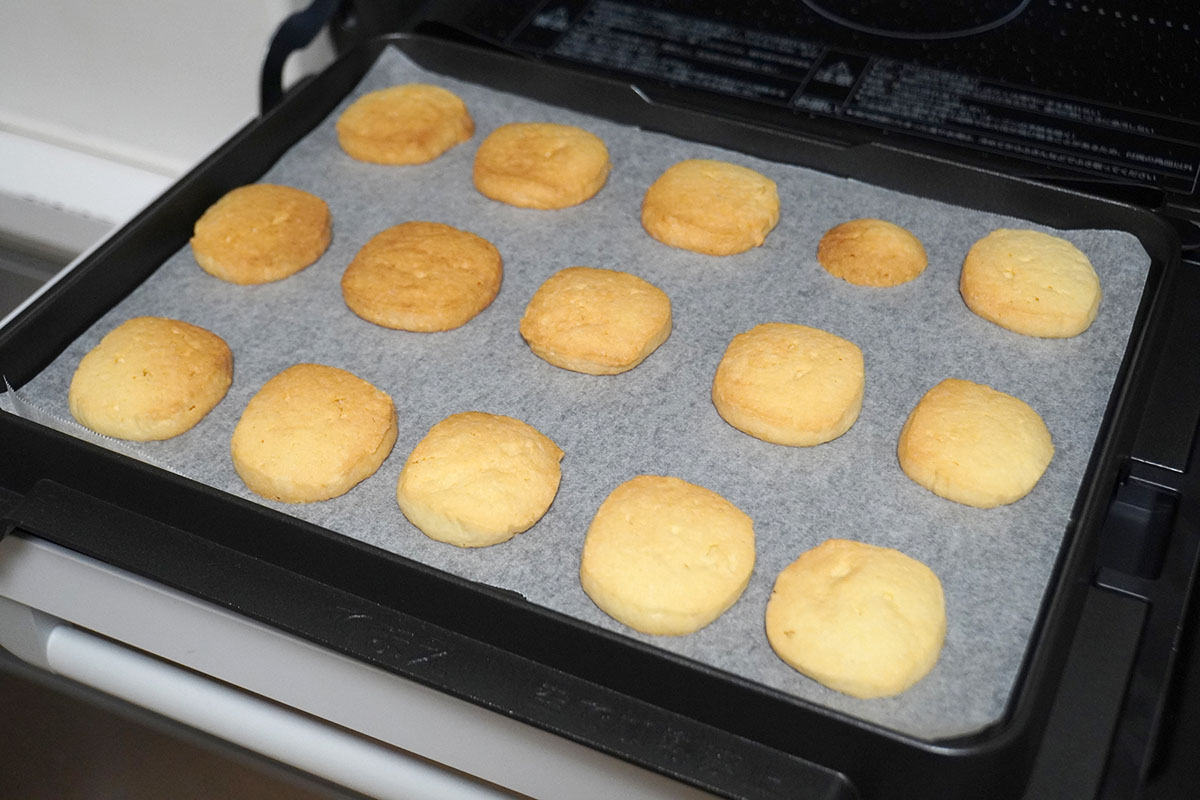 オーブン機能は100～250℃に設定可能(220～250℃は約5分、その後は自動で210℃に変更)。バターをたっぷり使った焦げやすいクッキーも美味しく焼けました