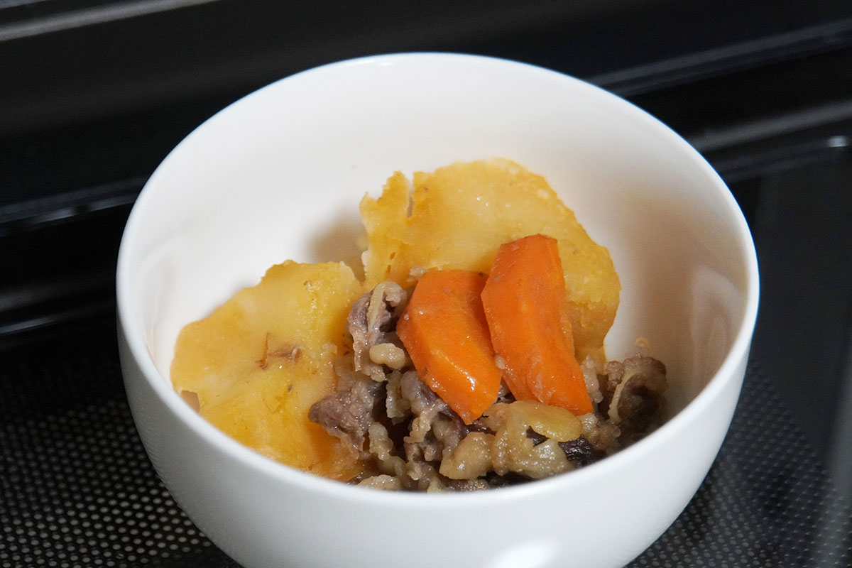 自動メニューで作った「肉じゃが」。ツインエンジンを利用しているからか、大きめのジャガイモも約18分の短時間でホクホクに仕上がりました