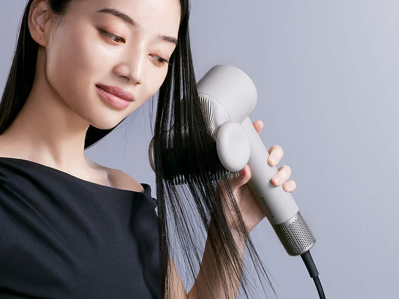 FLAT(フラットモード)は、髪を風の力で吸いつけ浮き毛を髪の内側に抑えることで、滑らかでツヤのある仕上がりに整える