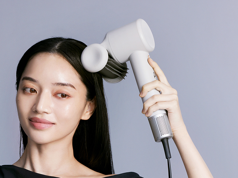 COMB(コームモード)は、クッション性のあるコームで髪を抑えつけながら使用することで、ハチ部分のボリュームを抑えつつ、表面を整え、まとまりのよいツヤのある髪に仕上げる