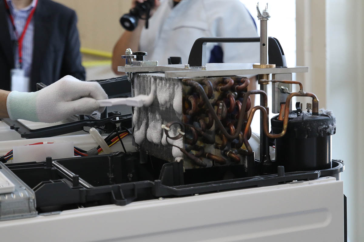 メーカーに戻ってきた製品を改めて修理/清掃し、保証もつけて新品に近い状態に