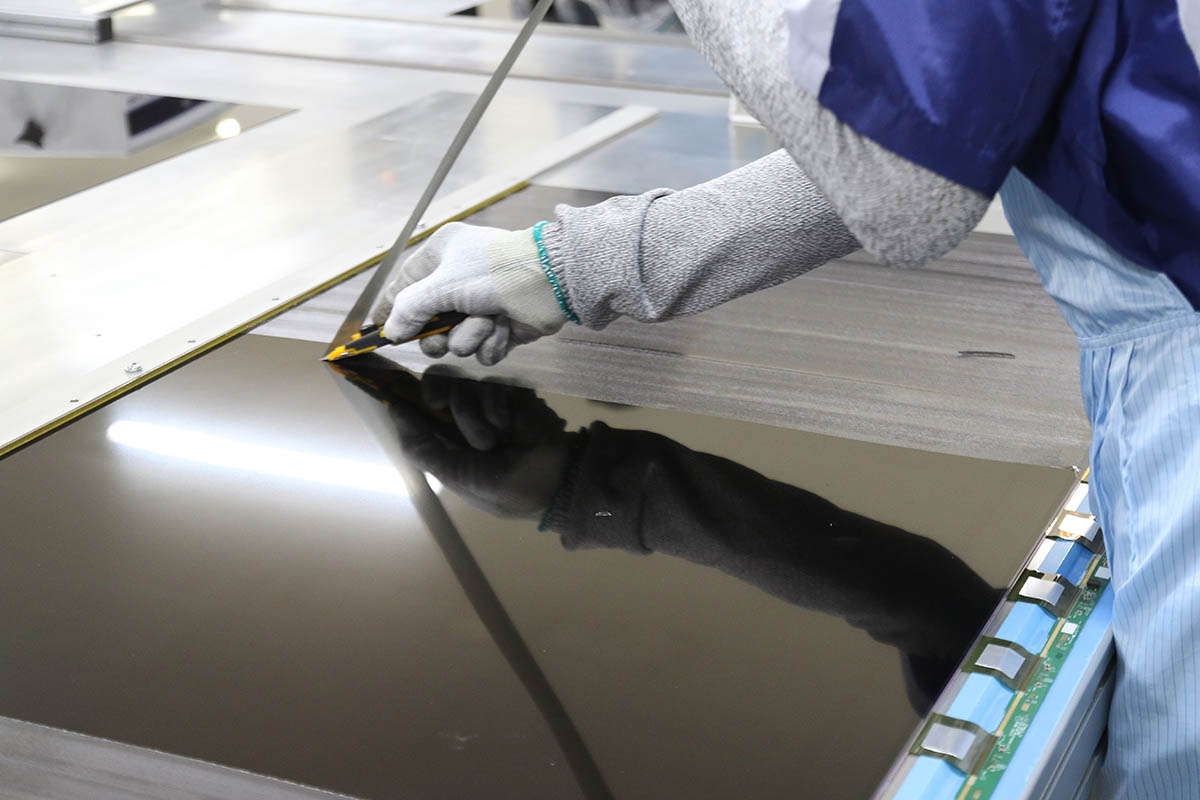 液晶の表面に張られている偏光フィルムを交換する。剥がすのに使っていたのはスクレイパーを独自に加工したもの