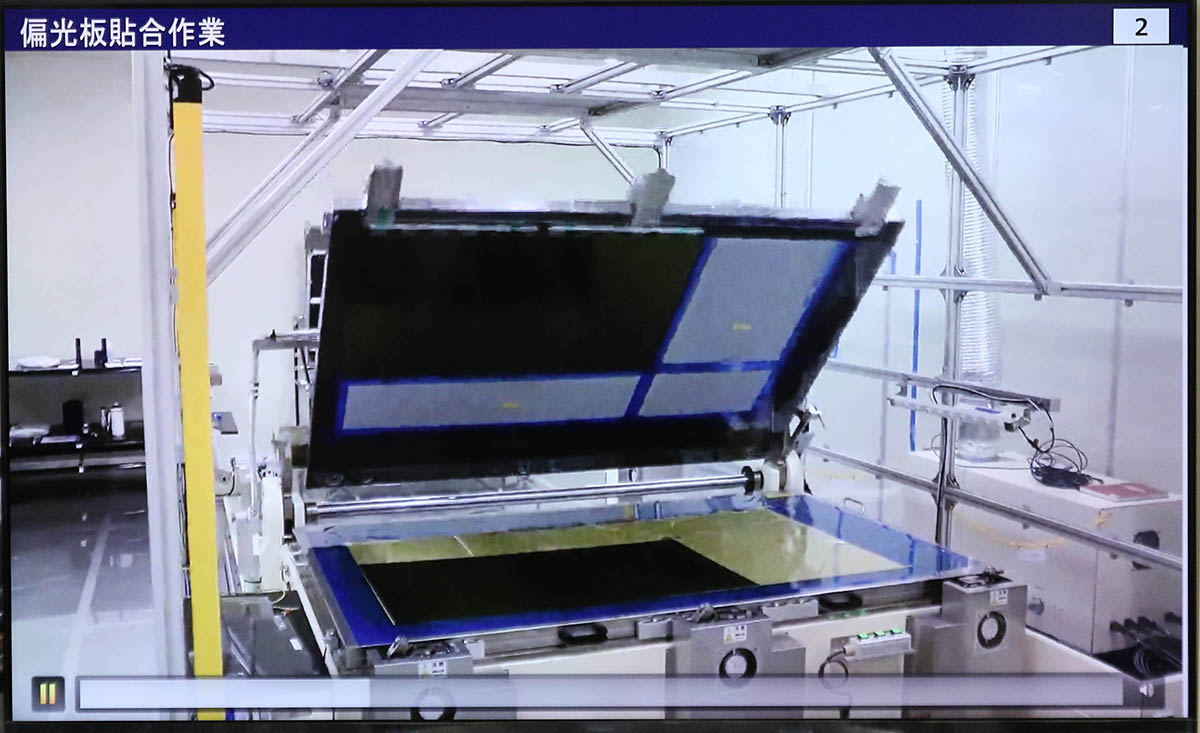 製造時と同じ機械を使って気泡が入らないように新しい偏光フィルムを液晶に密着させる