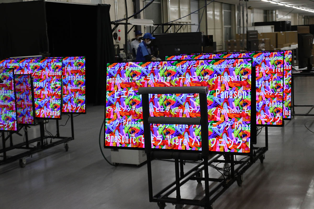 パネル単体の動作チェック。実際に映像を表示して問題なく写るかのチェック