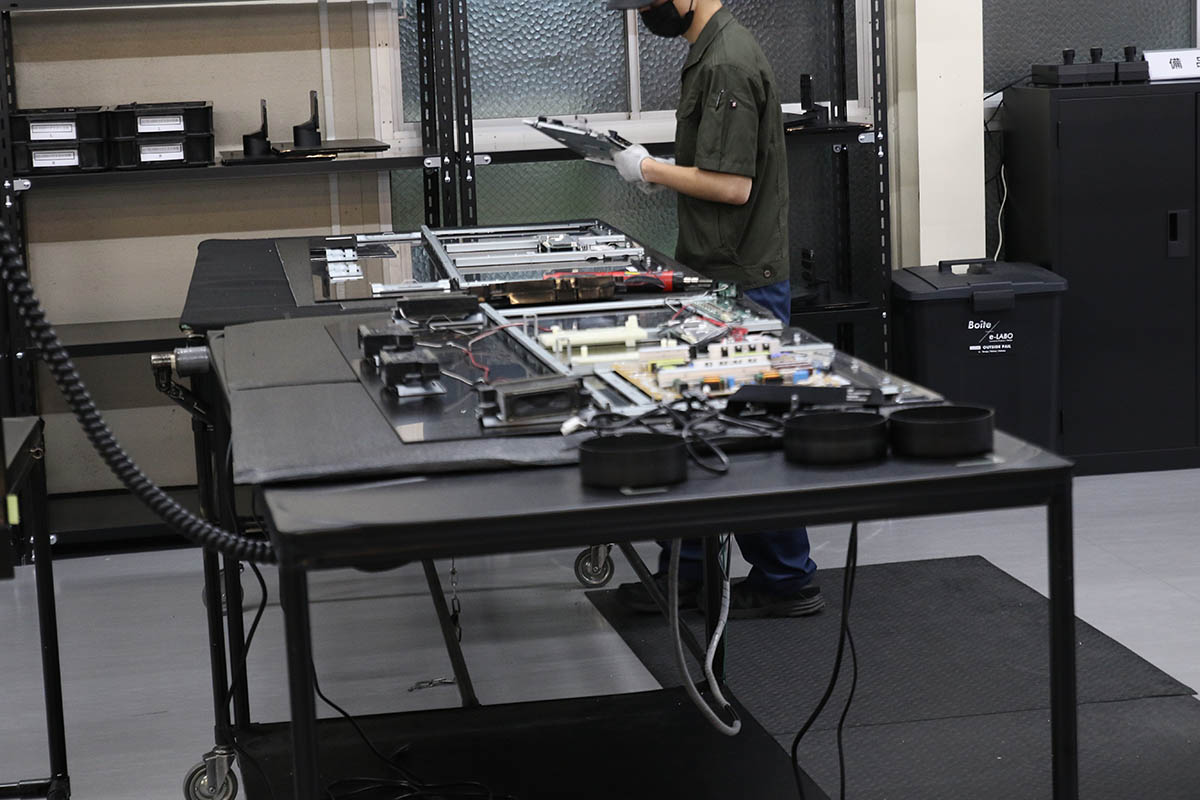 回路基板の動作チェックを行なう。問題などあれば、基板交換や場合によってはLSIチップなどの部品交換も行なう