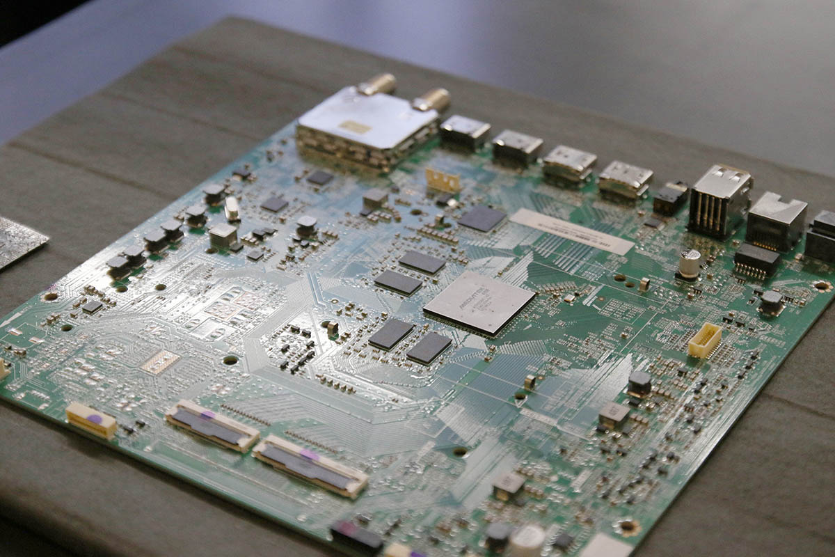 映像エンジンなどの大型半導体の交換なども行なう。ヒートガンで基板を加熱し半導体を外し、余分なはんだを吸い取って、はんだペーストを塗る。ここまでは手作業。新しい半導体を乗せ、はんだ付けする部分は機械で