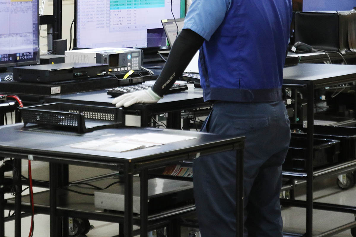 専用の測定器や検査機を使って電気特性などを調べたあと、人の目によって動作の目視検査を行なう