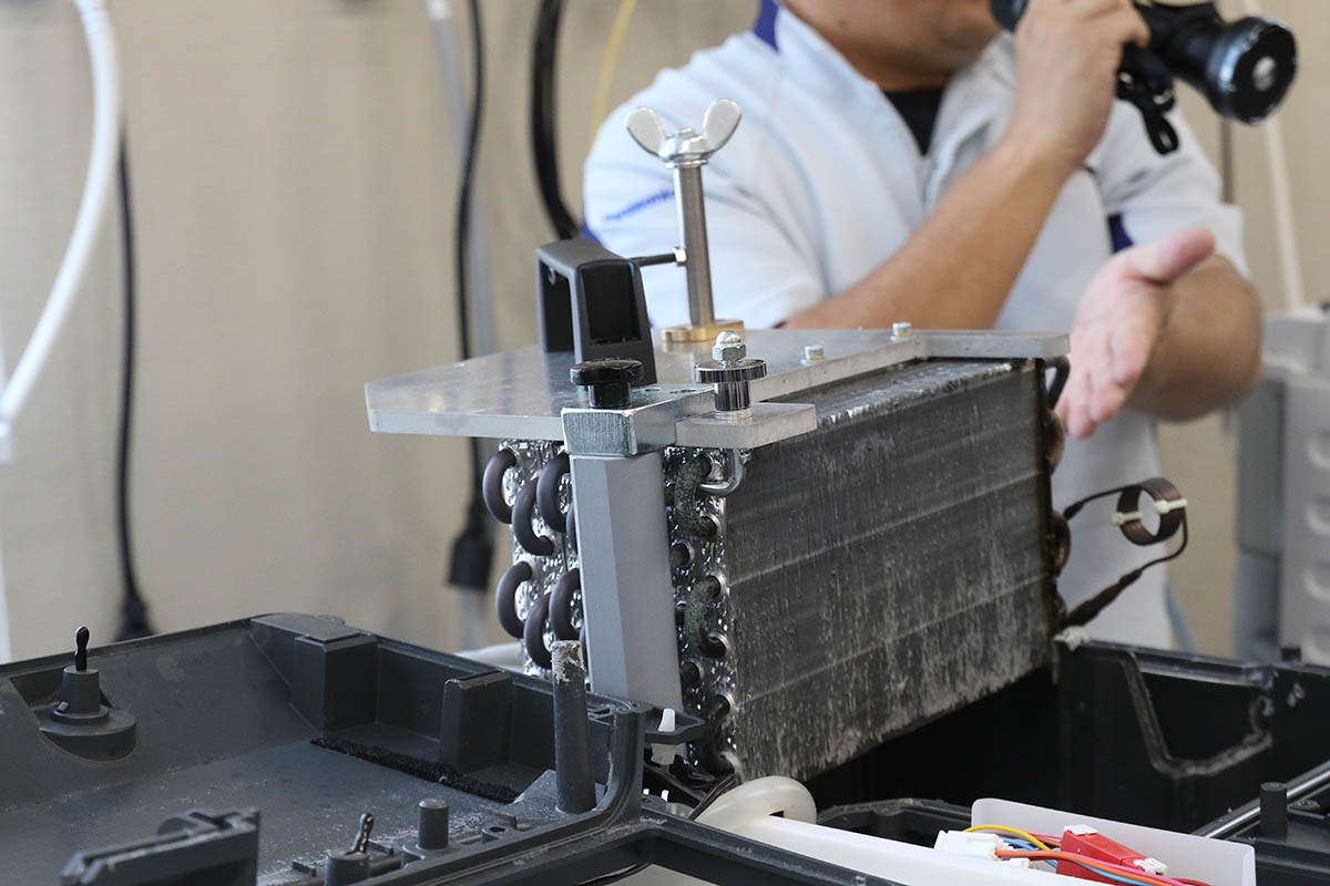 汚れだけでなく、以前使われていた場所でのニオイも残っている場合があるため徹底清掃する