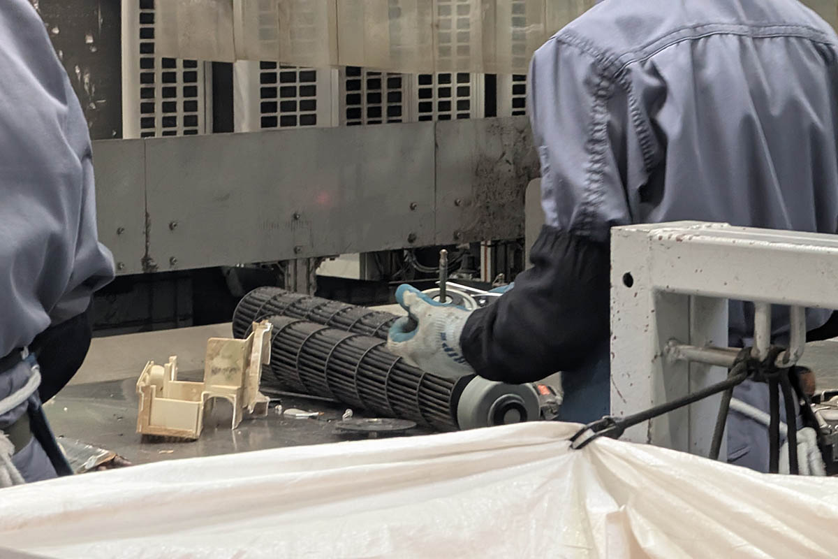 エアコンの室内機はプレス機で少し押しつぶしケースを割り分解する