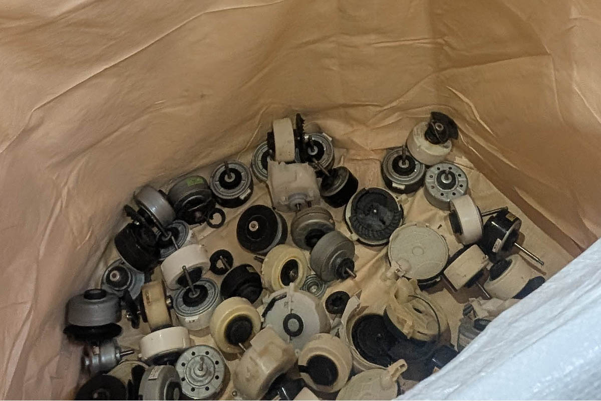 エアコンから取り出したモーターは、さらに分解し鉄と銅に分けられる