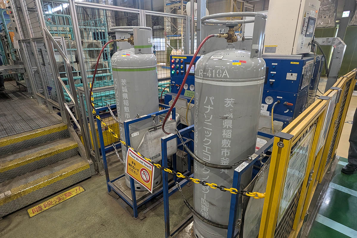 回収したガスは冷媒の種類ごとの圧力タンクに回収。奥が古いフロン系冷媒R22、手前が代替フロンの冷媒R410A