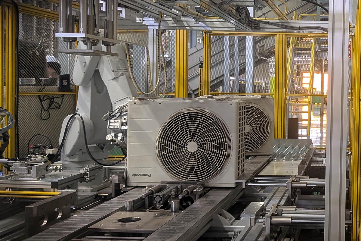 冷媒自動回収ラインに入る室外機は、ロボットが作業しやすいように上下反転されている