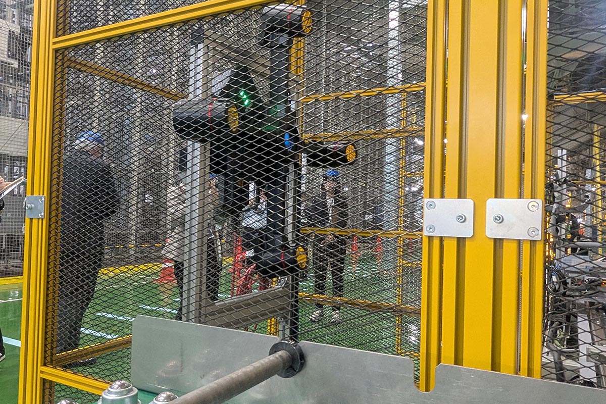 このカメラでガスの出入口を3次元的に位置検出(おそらくカメラ4台)し、次の作業を担当するロボットアームに位置情報を送る