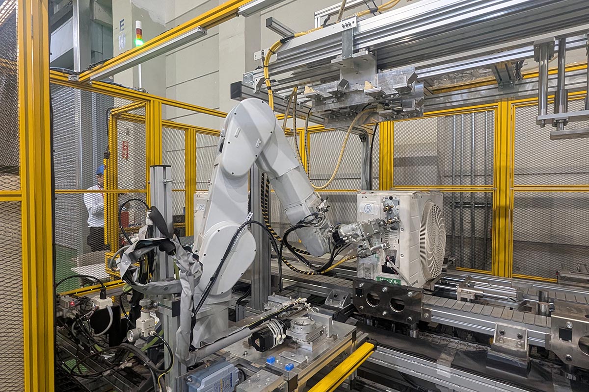 ロボットアームで管を接続し、中のガスを抜き取る