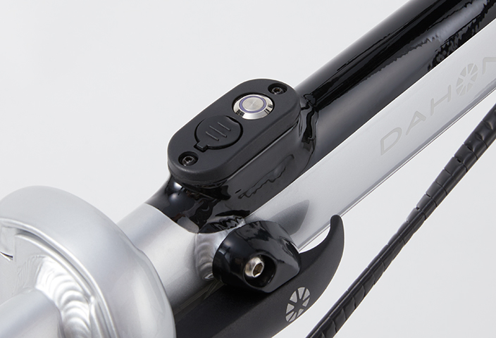 バッテリーはメインチューブに内蔵。電源ボタンも押しやすい位置に配置されている。ボタンの点灯色とパターンにより、電池の残容量も視認が可能