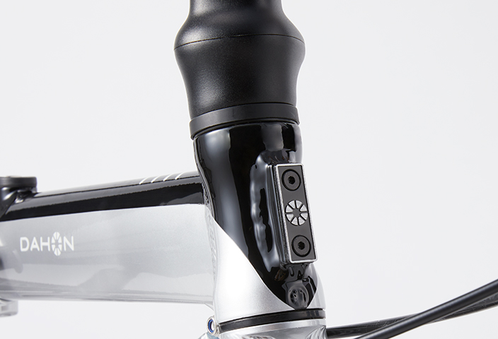 ヘッドにはバスケット、ラック取付用の台座を装備。台座を使用して多くのアクセサリーが取付が可能