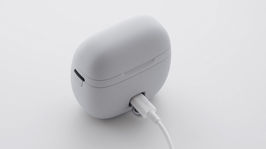 充電は背面のソケットカバーを開いて行う。電圧はAC100～240V