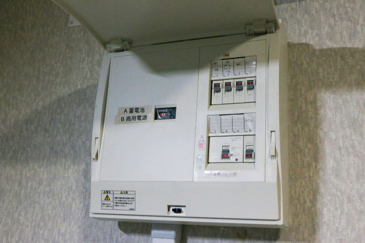 蓄電池の上に設置された分電盤を介して家庭用の電源として活用されている