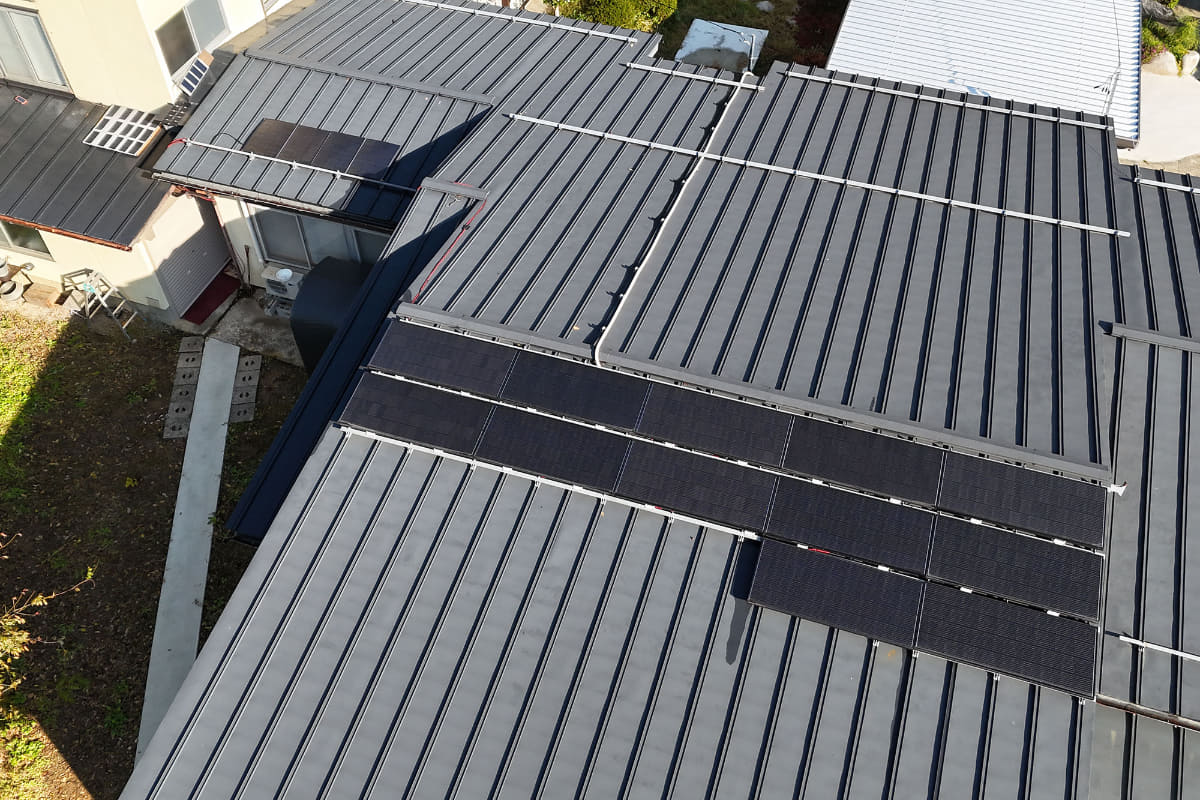 屋根に設置されたソーラーパネルの現状。合計2kWの発電力があるので、晴れれば使用する電力に＋αの発電が可能だとのこと