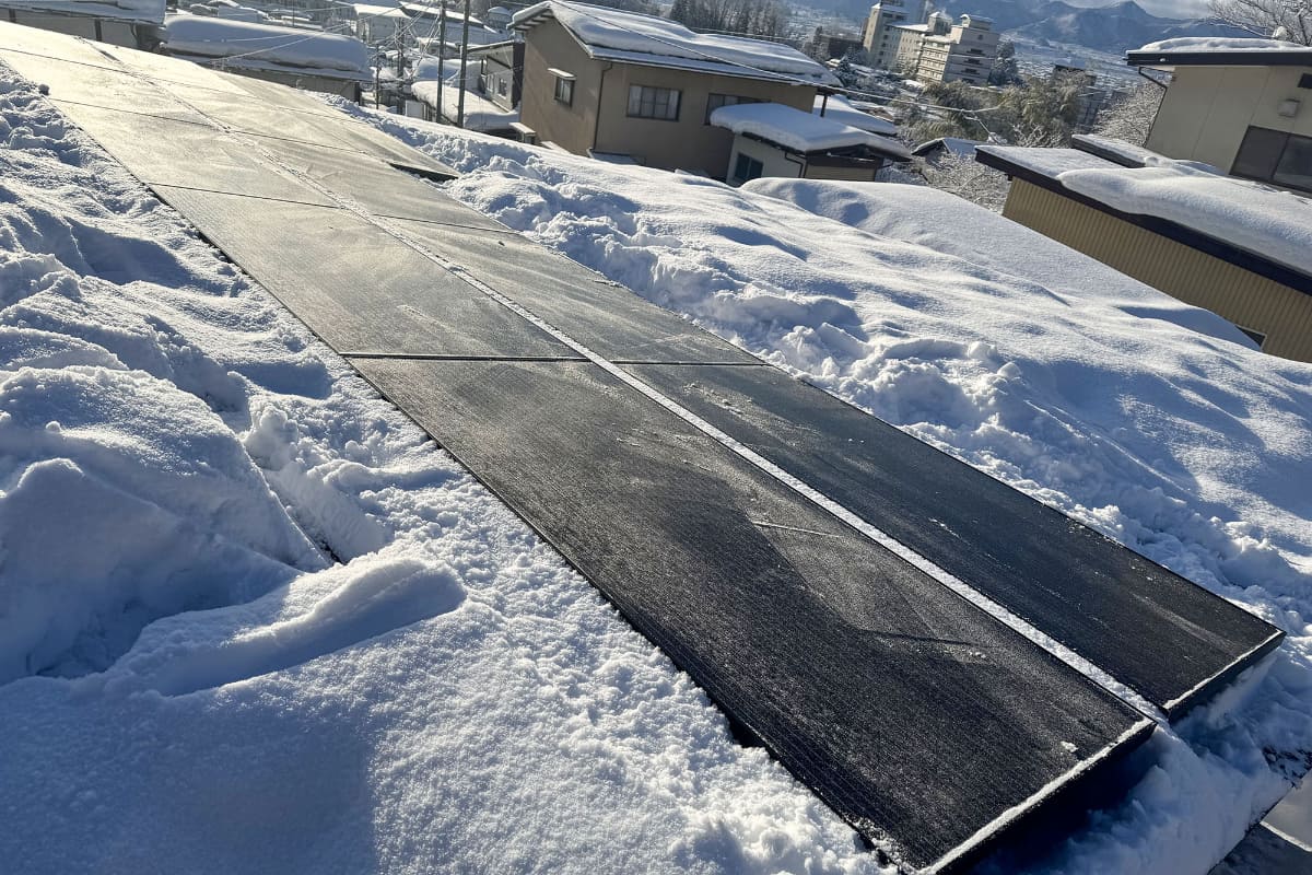 屋根に上ってソーラーパネルの雪を払う作業が必要に。雪を払えば発電が可能。雪国ならではのたいへんな作業ですが、それ以外はまったく機材も蓄電も問題なかったそう