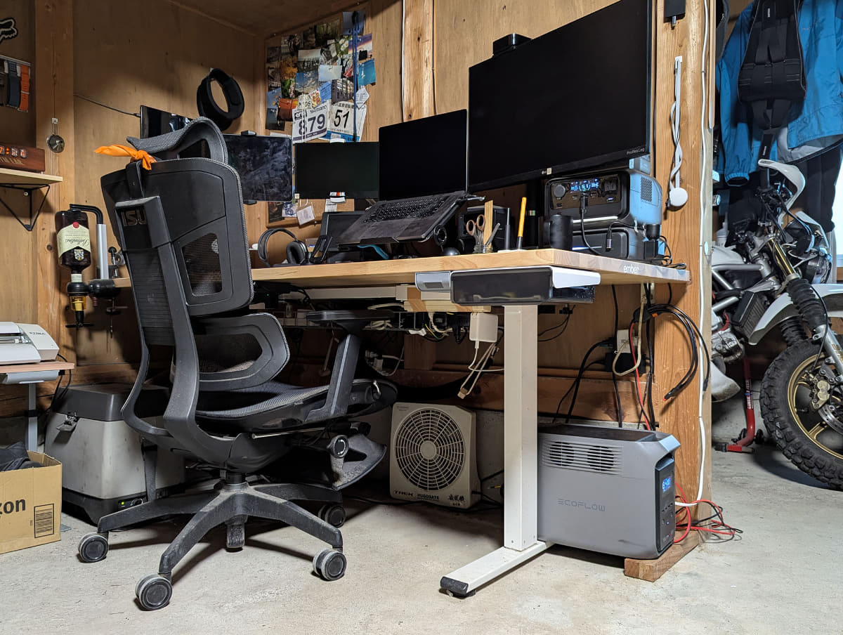 作業小屋の電力を供給しているのは<a href="https://jp.ecoflow.com/products/delta-3-1500-portable-power-station" class="n" target="_blank">「DELTA 3 1500」</a>。動画編集などを行なうPCの電源となる