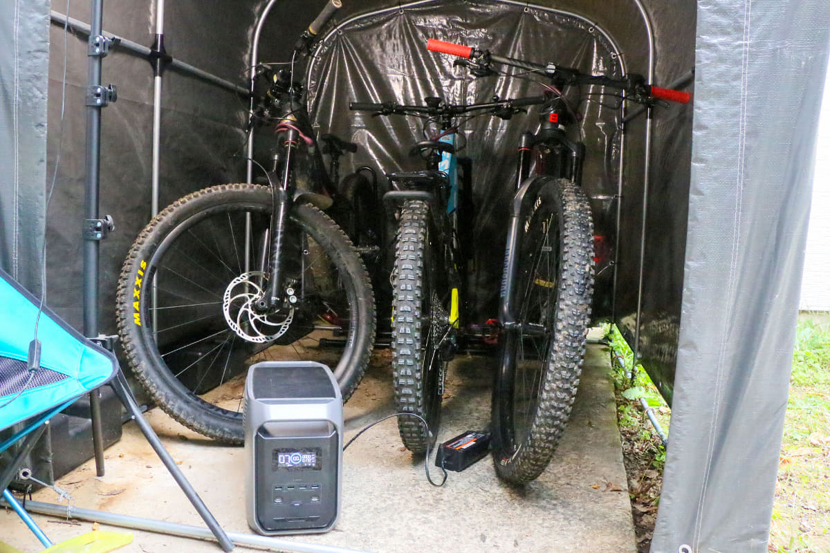 将来的にはe-bikeのレンタルも考えています。現在はライダーハウスのゲストに温泉や買い出し用として活用中。ライダーハウスにフルサスe-MTBが3台もあるなんて……すごい