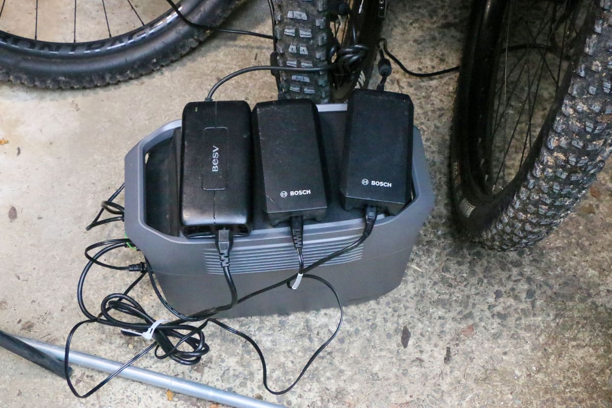 「DELTA 3 1500」は貸し出し用のe-bikeの充電にも使用。3台同時に充電できる出力を持つ
