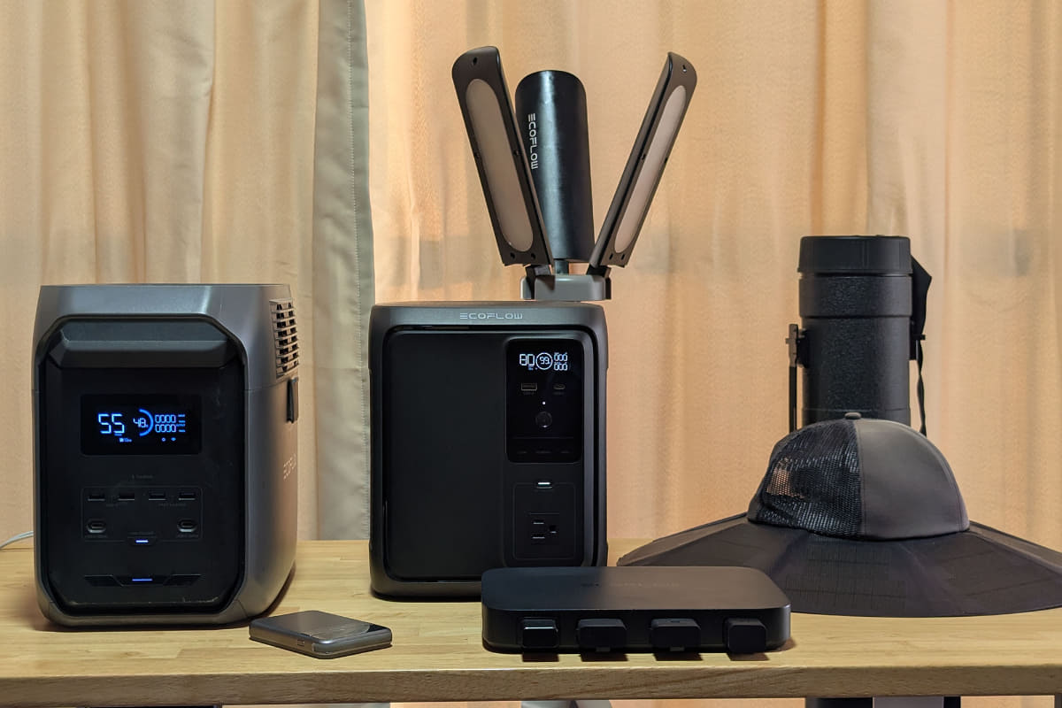 ずらりと並んだエコフロー製品。おそらく日本でいちばん活用しているのではないでしょうか? 後ろの<a href="https://jp.ecoflow.com/products/bracket-light" class="n" target="_blank">「三脚スタンド付きライト」</a>は今回の撮影でも活躍