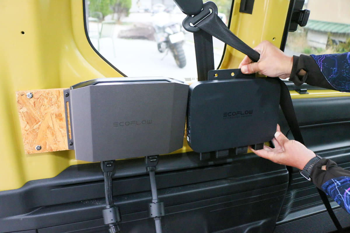 左が新型の「Plus 1000」で右が「800W」。新型のほうがよりスマートに設置できるようになった