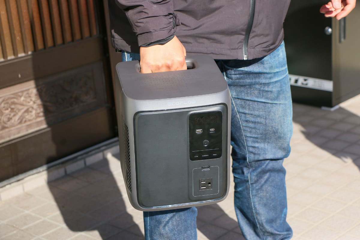 容量は960Whという使いやすいサイズで、同容量クラスで業界最軽量の約10kg(EcoFlow調べ)。軽くはないが片手で十分に持ち運べるサイズ感