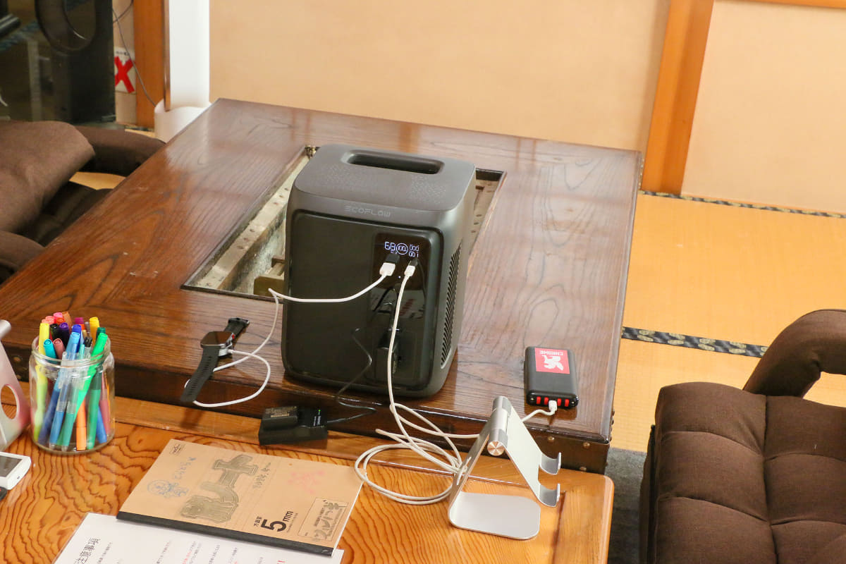 囲炉裏のあるリビングスペースに<a href="https://jp.ecoflow.com/products/delta-3-1000-air-portable-power-station" class="n" target="_blank">「DELTA 3 1000 Air」</a>を設置。ポートの数は多くないが、利用者に使ってもらうには手頃な製品