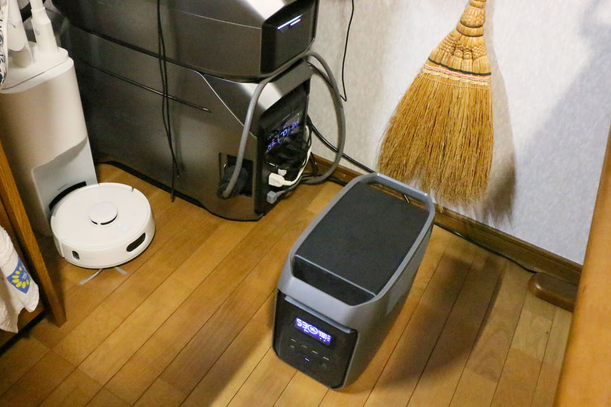 取材中に「Alternator Charger Plus 1000」で充電した「DELTA 3 1500」からは、帰宅後に早速「DELTA Pro 3」に給電。電力を無駄にしない姿勢が感じられた