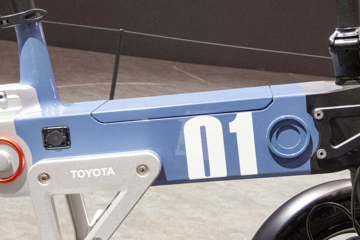 トップチューブにバッテリーを内蔵。1充電あたり40～50㎞ほどオフロードを走れる想定