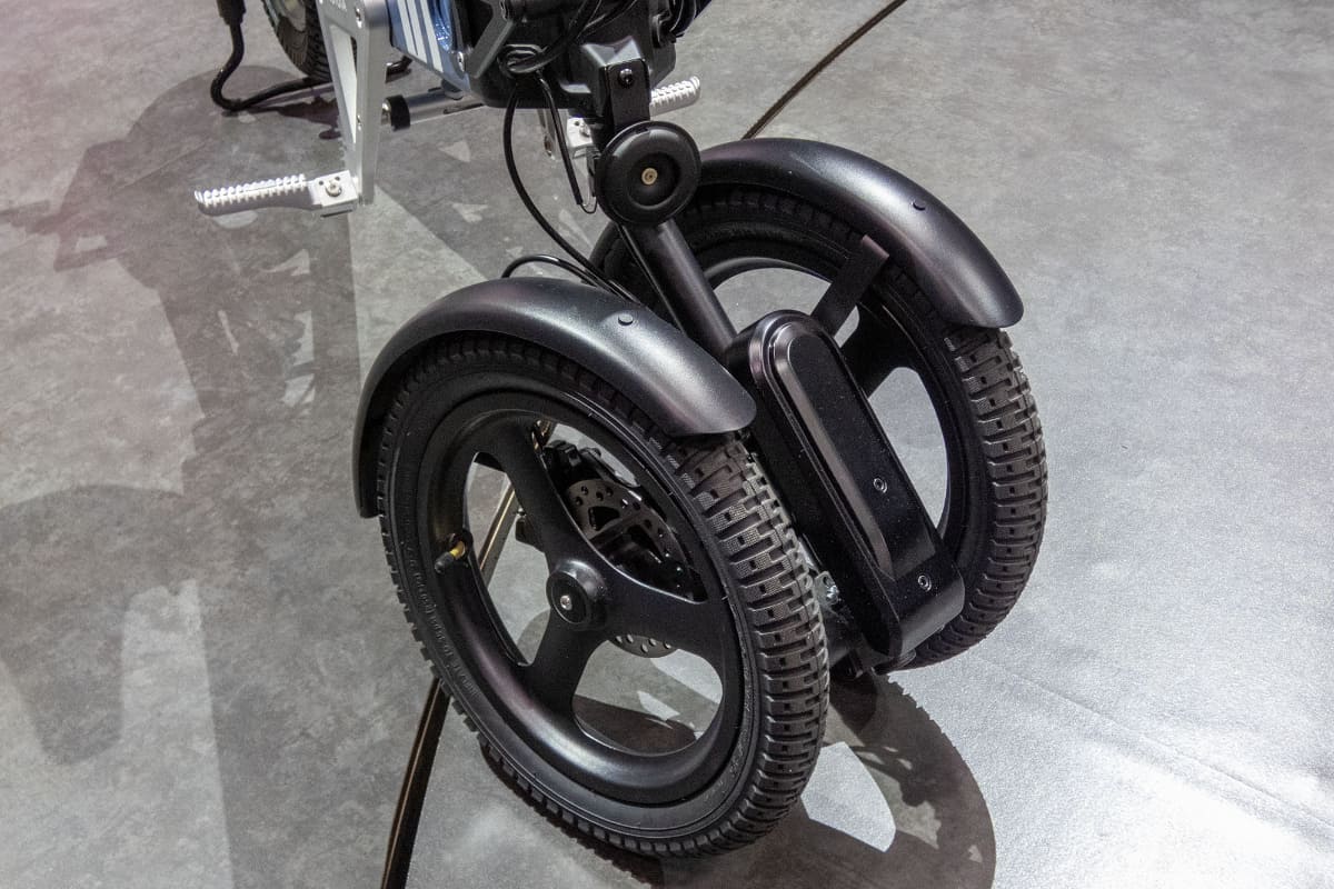 走行安定性を高めるために前輪は2輪に。オフロードを意識した太めのブロックタイヤ