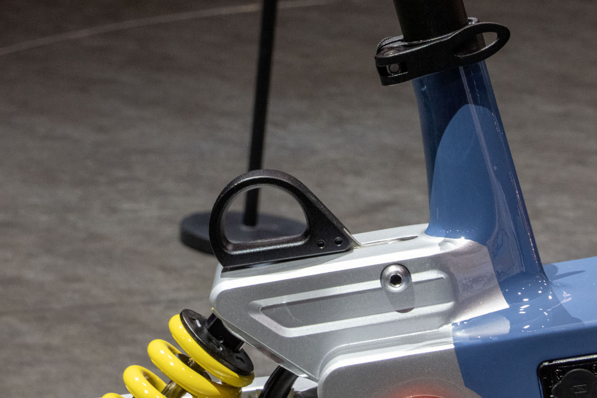 折りたたみ時に掴むフック